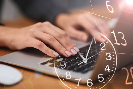 Hände tippen auf Laptop Tastatur