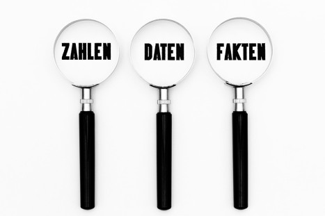 Lupen mit Schriftzug Zahlen, Daten und Fakten darunter