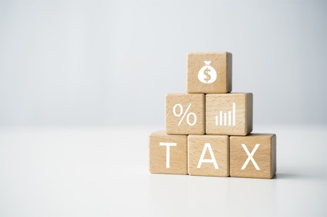 Würfel mit Aufschrift Tax