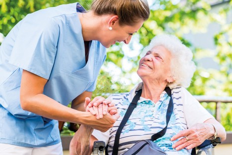 Altenpflegerin und Seniorin