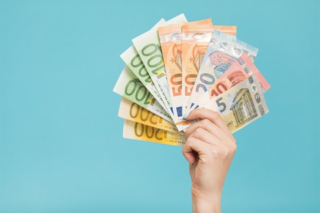 Hand mit Geldscheinen
