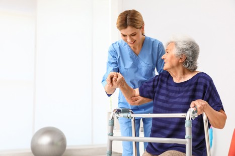 Pflegerin mit alter Dame