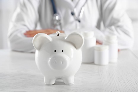 Arzt hinter Sparschwein